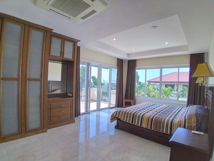 House for rent East Pattaya showing the master bedroom and balcony House for rent East Pattaya showing the master bedroom and balcony