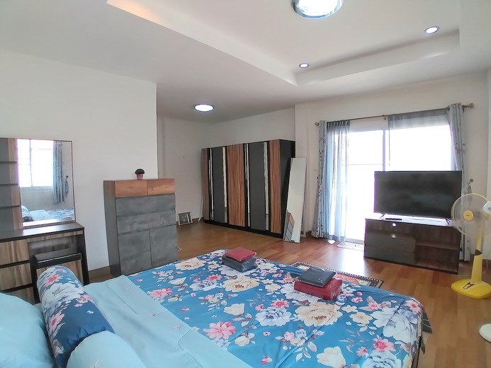 House for rent East Pattaya showing the master bedroom and balcony 