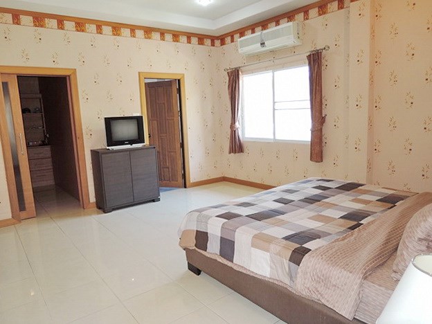 House for rent East Pattaya showing the master bedroom with walk-in wardrobes