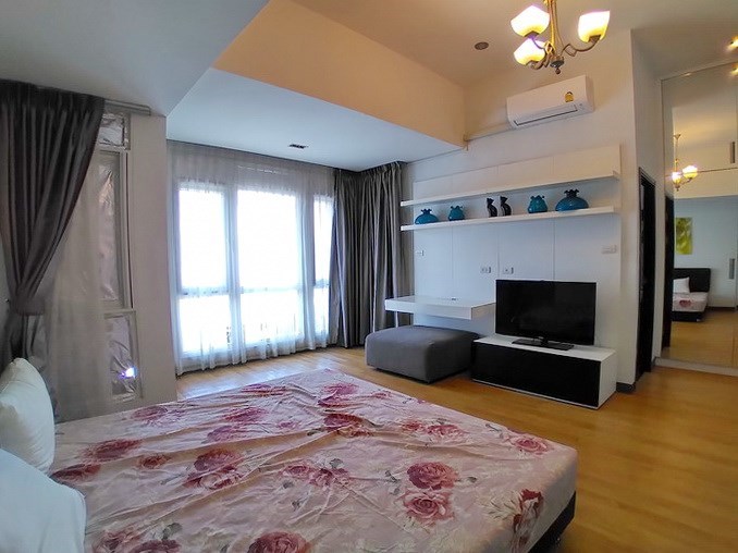 House for rent East Pattaya showing the master bedroom suite House for rent East Pattaya showing the master bedroom suite
