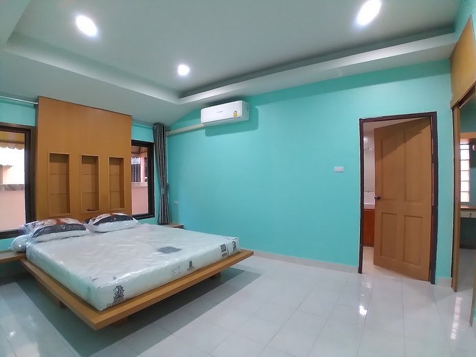 House for rent East Pattaya showing the master bedroom suite House for rent East Pattaya showing the master bedroom suite