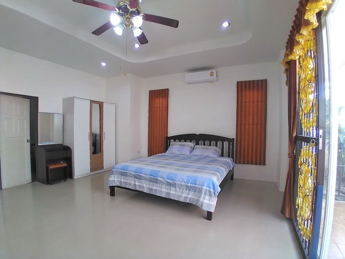 House for rent East Pattaya showing the master bedroom House for rent East Pattaya showing the master bedroom
