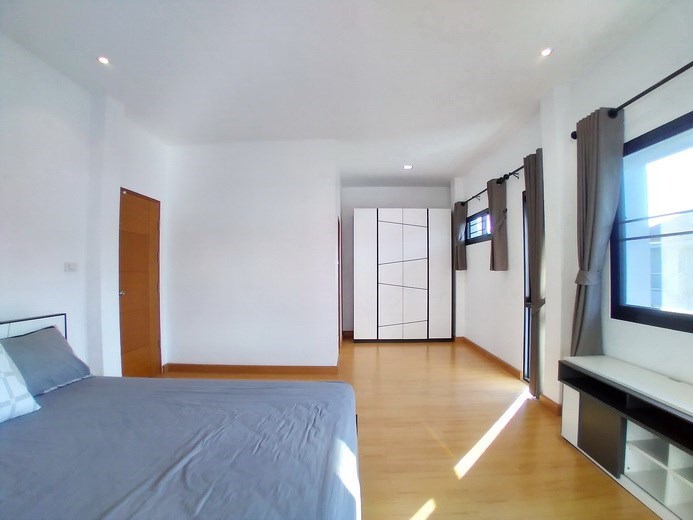 House for rent East Pattaya showing the master bedroom suite House for rent East Pattaya showing the master bedroom suite