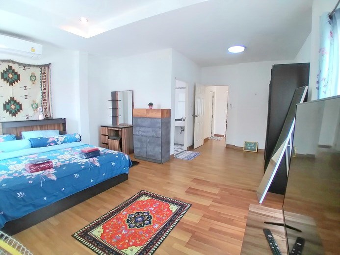 House for rent East Pattaya showing the master bedroom suite House for rent East Pattaya showing the master bedroom suite