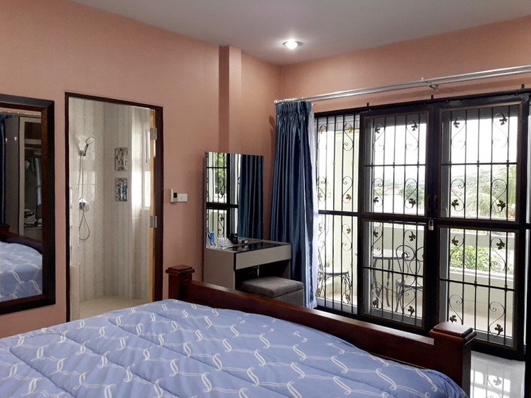 House for rent East Pattaya showing the master bedroom suite House for rent East Pattaya showing the master bedroom suite