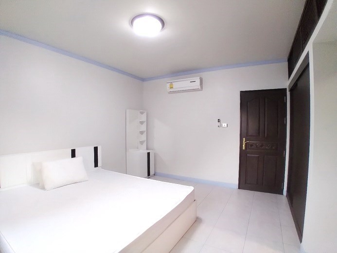 House for rent East Pattaya showing the master bedroom and built-in wardrobes House for rent East Pattaya showing the master bedroom and built-in wardrobes