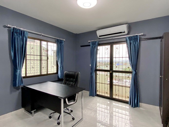 House for rent East Pattaya showing the office area and balcony 