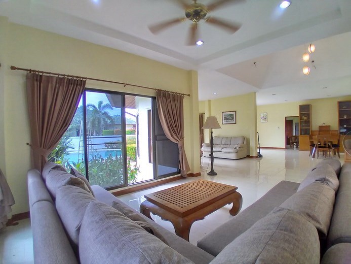 House for rent East Pattaya showing the living and dining areas  