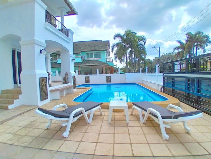 House for rent East Pattaya showing the pool side terrace House for rent East Pattaya showing the pool side terrace