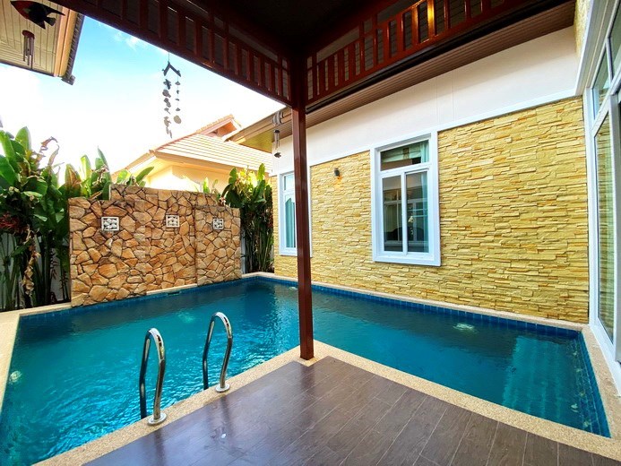 House for rent East Pattaya showing the poolside terrace