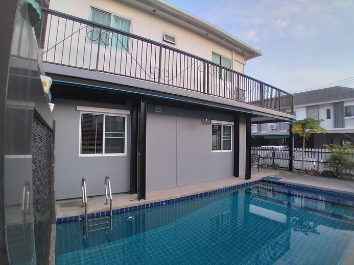 House for rent East Pattaya showing the pool and terrace House for rent East Pattaya showing the pool and terrace