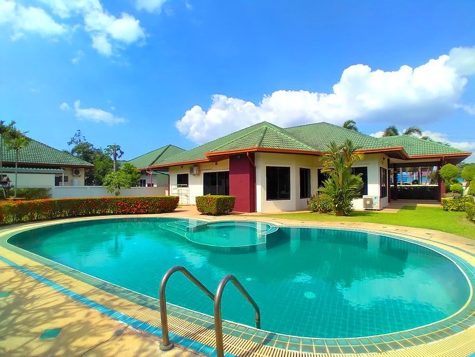 House for rent East Pattaya showing the private swimming pool 