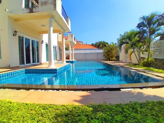 House for rent East Pattaya showing the private swimming pool  