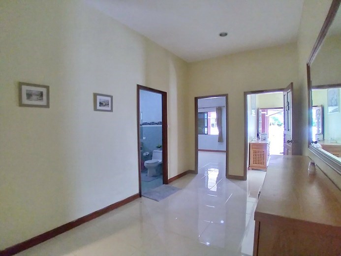 House for rent East Pattaya showing the corridor separates the living room from all the bedrooms 
