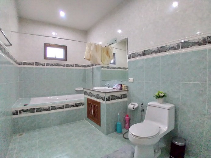 House for rent East Pattaya showing the the second bathroom 