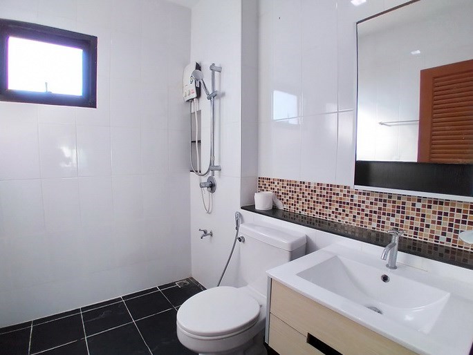 House for rent East Pattaya showing a bathroom House for rent East Pattaya showing a bathroom