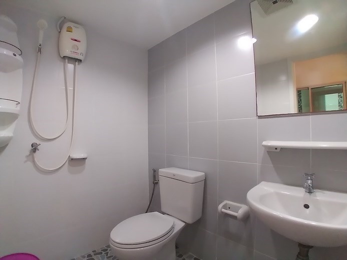 House for rent East Pattaya showing a bathroom House for rent East Pattaya showing a bathroom