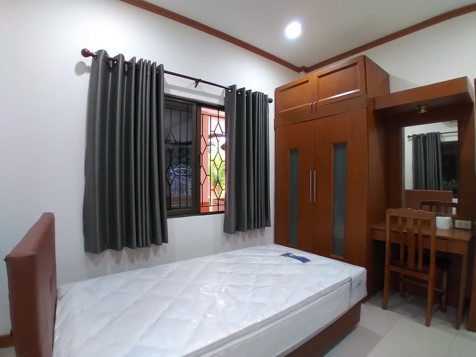 House for rent East Pattaya showing the second bedroom with built-in wardrobes 