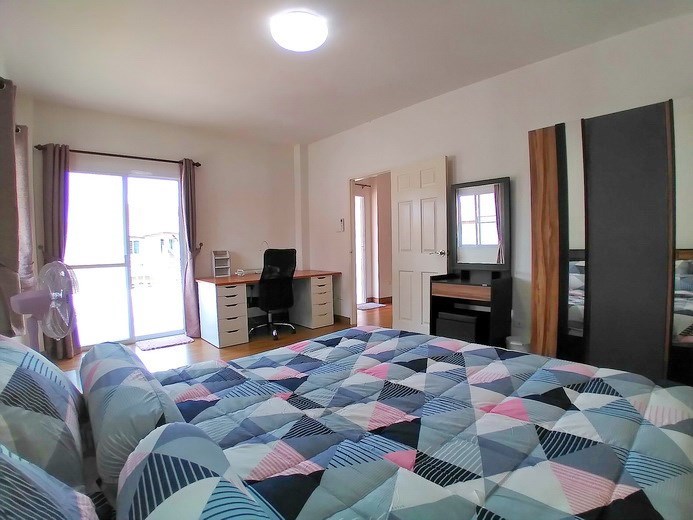 House for rent East Pattaya showing the second bedroom and balcony House for rent East Pattaya showing the second bedroom and balcony