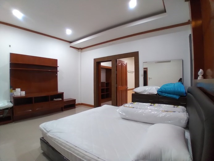 House for rent East Pattaya showing the master bedroom with walk-in wardrobes House for rent East Pattaya showing the master bedroom with walk-in wardrobes