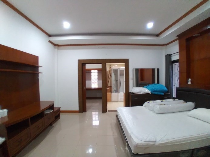 House for rent East Pattaya showing the master bedroom suite 