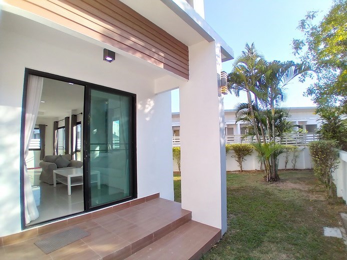 House for rent East Pattaya showing the terrace and garden House for rent East Pattaya showing the terrace and garden