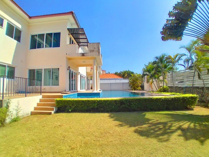 House for rent East Pattaya showing the terrace and pool House for rent East Pattaya showing the terrace and pool