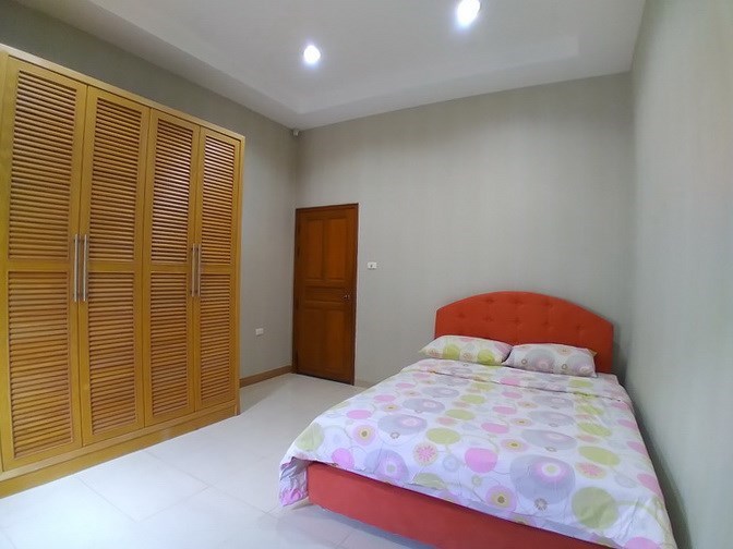 House for rent East Pattaya showing the third bedroom with wardrobes 