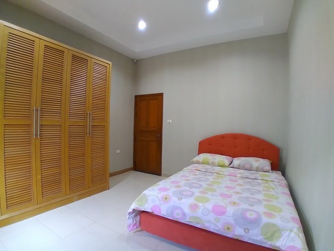 House for rent East Pattaya showing the third bedroom with wardrobes House for rent East Pattaya showing the third bedroom with wardrobes