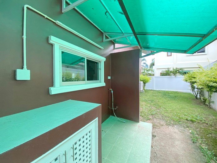 House for rent East Pattaya showing the utility area and garden 