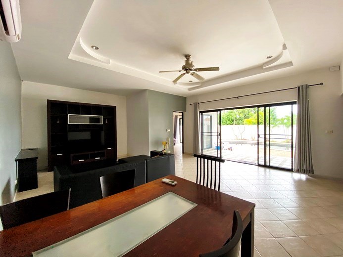 House for rent Mabprachan Pattaya showing the dining area 