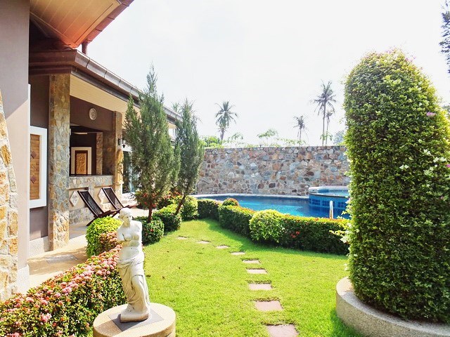 House for rent Nongplalai Pattaya showing the garden and terrace 
