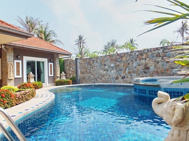 House for rent Nongplalai Pattaya showing the guest house and pool