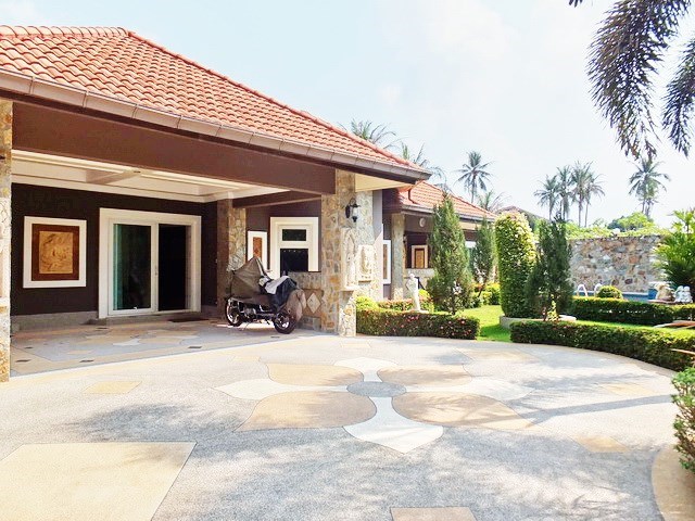 House for rent Nongplalai Pattaya showing the house and carport 