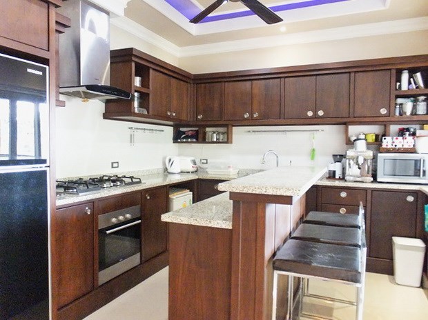 House for rent Nongplalai Pattaya showing the kitchen 