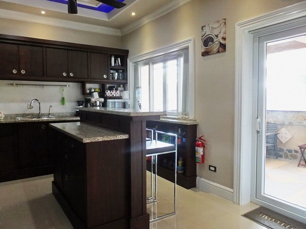 House for rent Nongplalai Pattaya showing the kitchen and outside terrace 