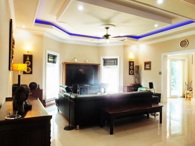 House for rent Nongplalai Pattaya showing the living room and entrance 
