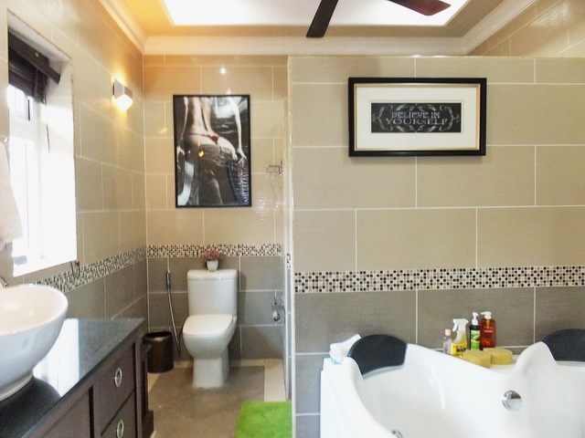 House for rent Nongplalai Pattaya showing the master bathroom 