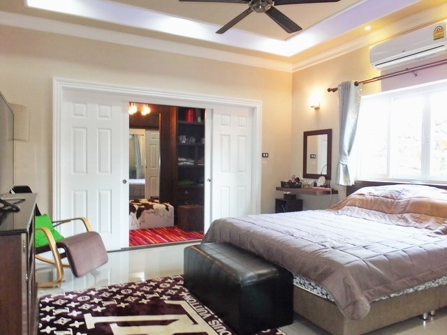 House for rent Nongplalai Pattaya showing the master bedroom 