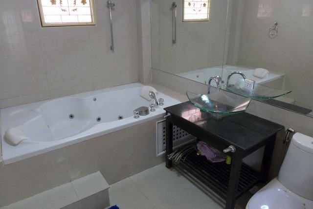 House For Rent Pattaya showing the bathroom