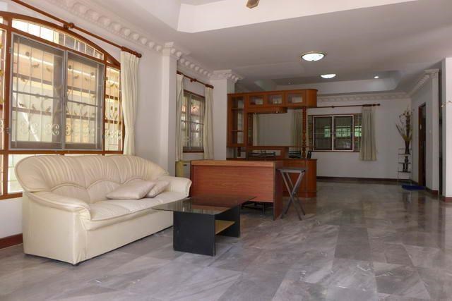 House For Rent Pattaya showing the living area