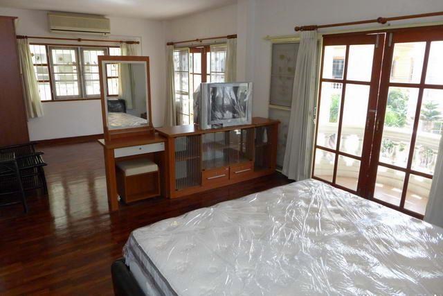 House For Rent Pattaya showing the master bedroom