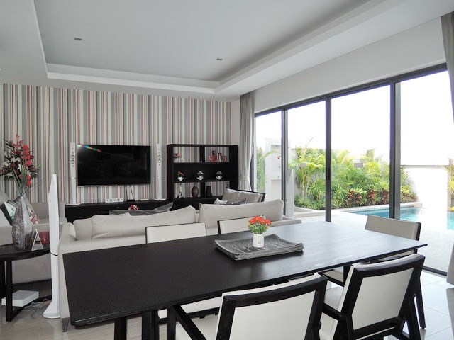 House for sale Amaya Hill Pattaya showing the dining and living areas 