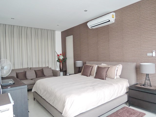 House for sale Amaya Hill Pattaya showing the master bedroom suite