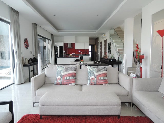 House for sale Amaya Hill Pattaya showing the open plan living area 