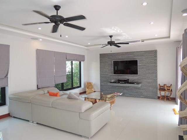 House for sale at Bangsaray Pattaya showing the living area