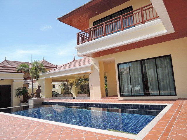 House for sale at Bangsaray Pattaya showing the swimming pool and terraces