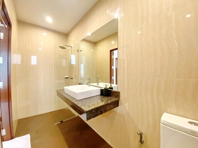 House for sale Bangsaray beach showing the second bathroom 