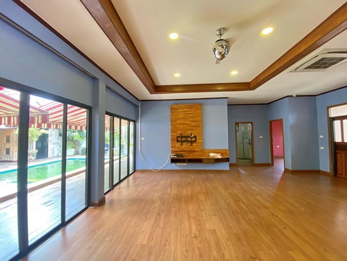 House for sale Bangsaray showing the living area  