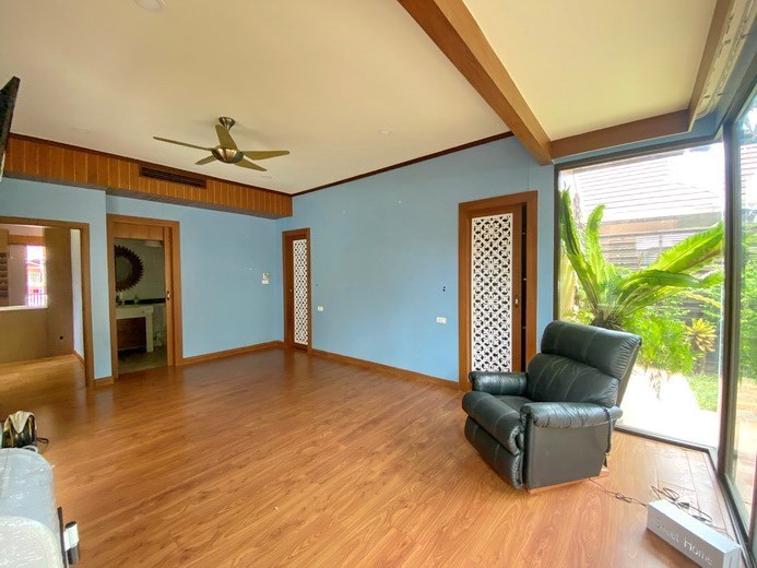 House for sale Bangsaray showing the master bedroom suite 